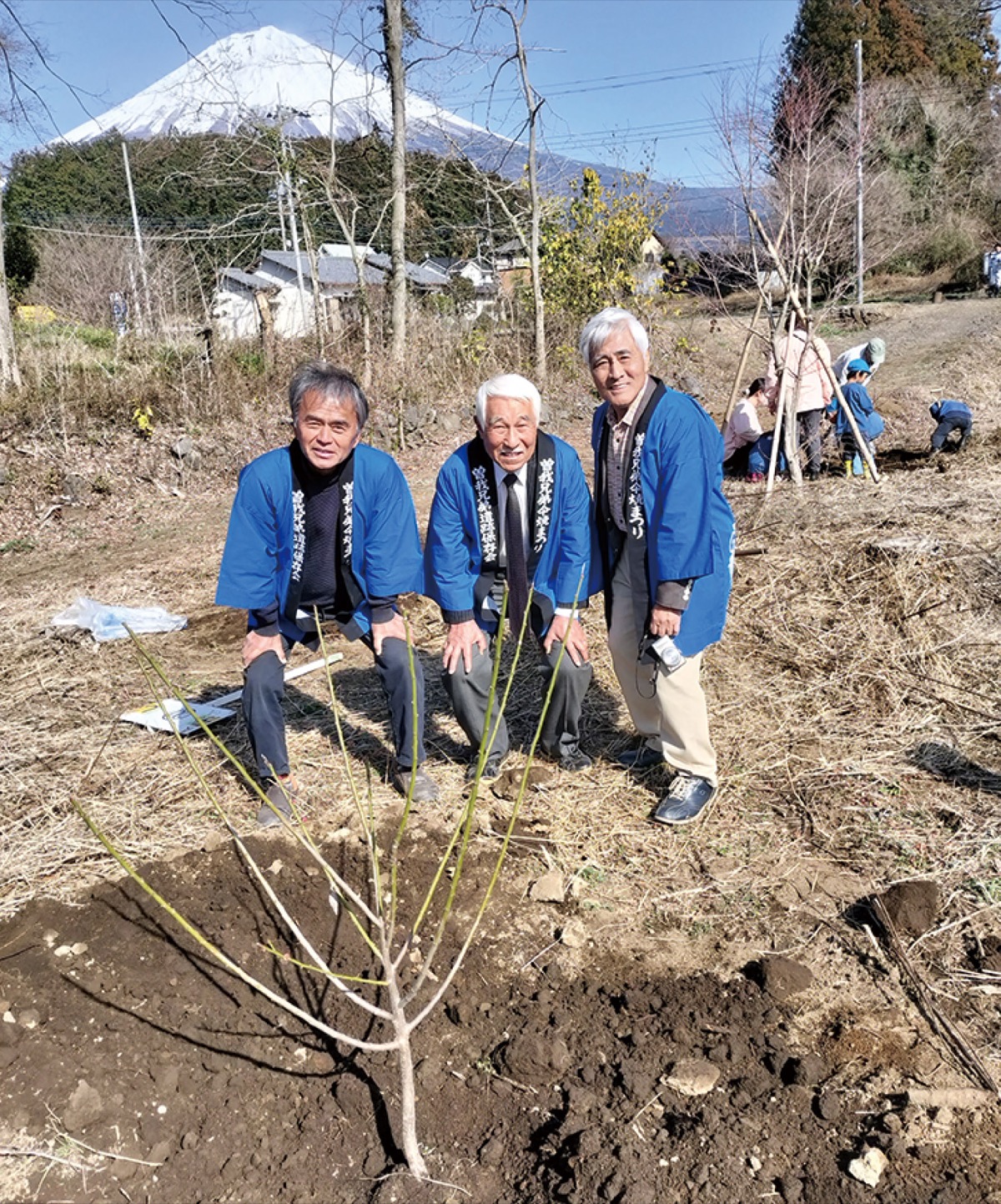 植樹した十郎梅と富士宮市を訪れたメンバー（提供）