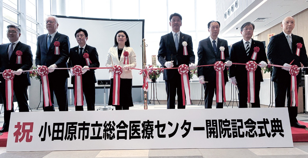 テープカットの様子