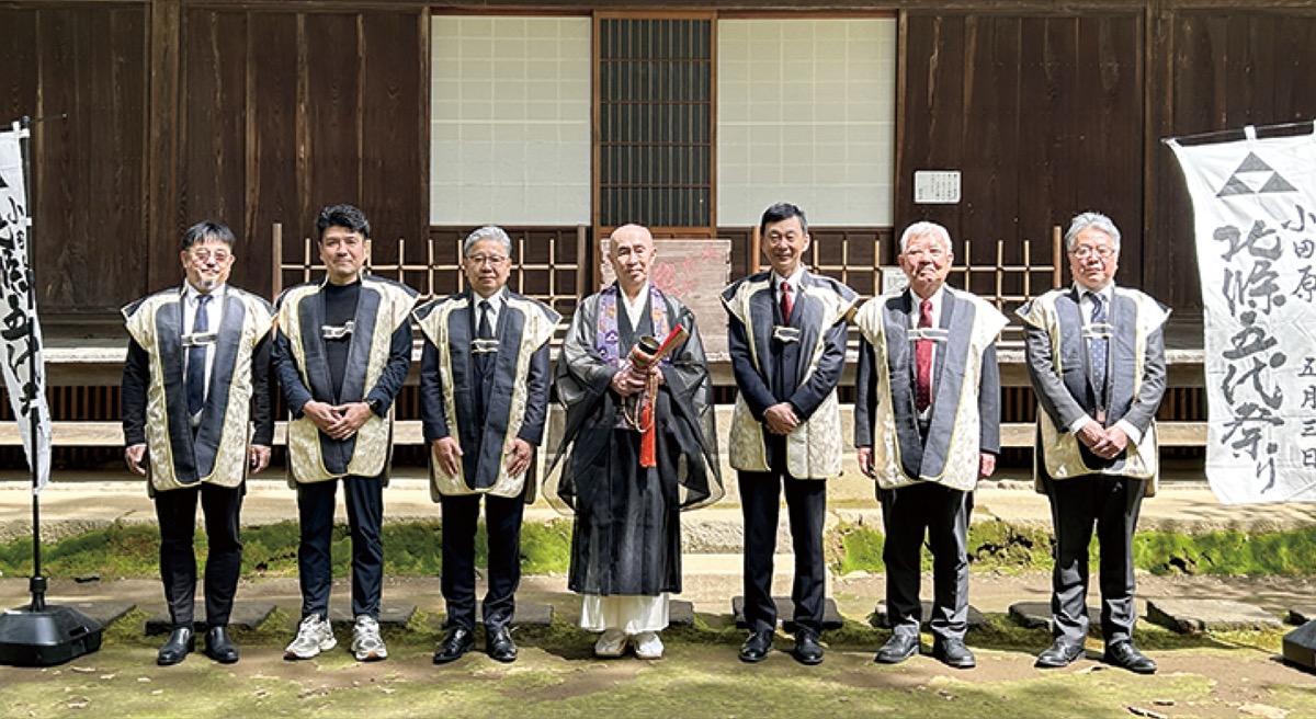 供養を終えた観光協会役員ら