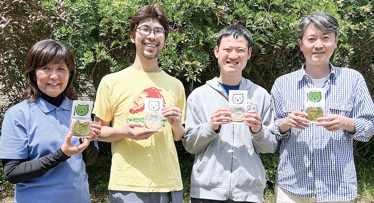 長嶺社長（右端）、しおんの山崎さん（左端）と施設利用者