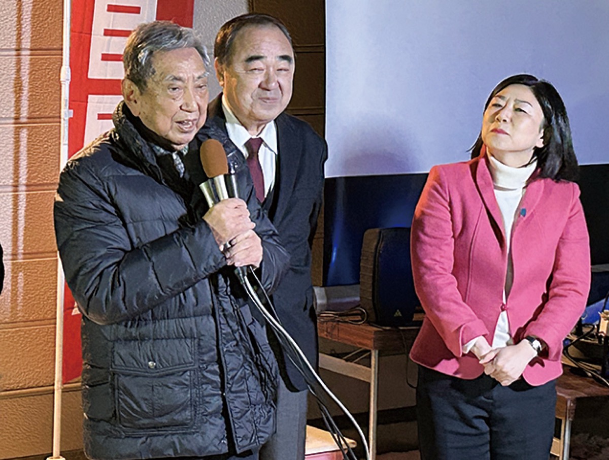 今年2月の衆院選であいさつする河野さん