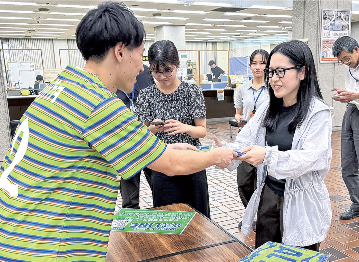 タオルを受け取る来庁者