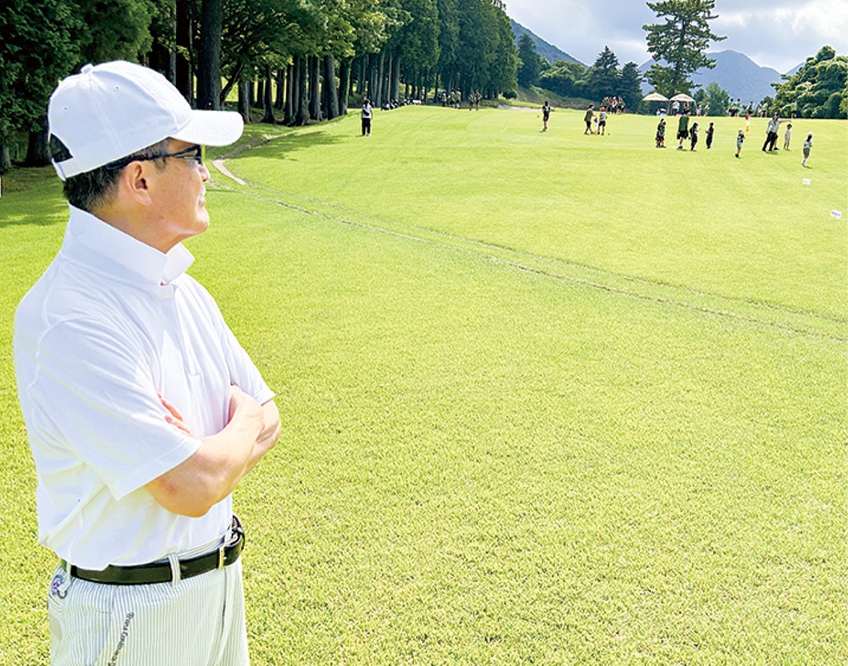 スナッグゴルフを楽しむ子どもたちをを見つめる鈴木会頭