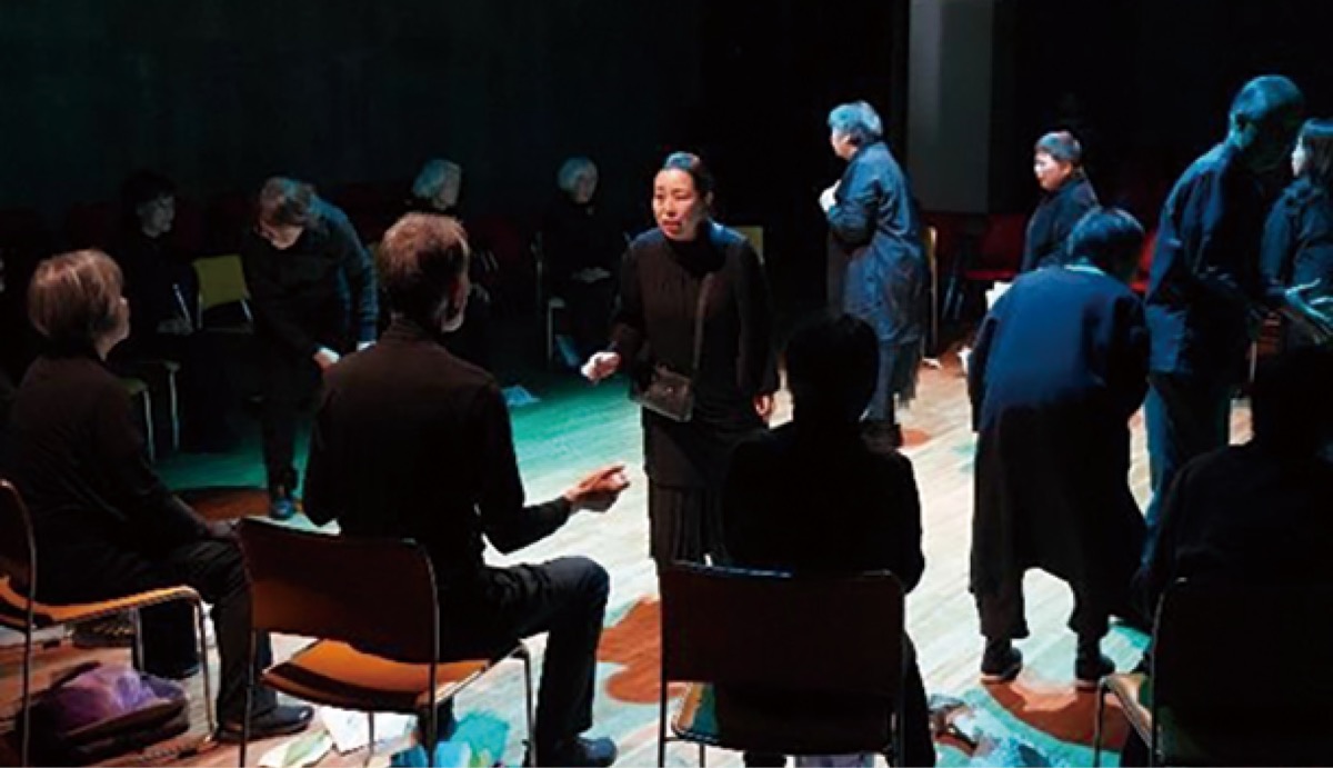 舞台で熱演する劇団員(前々回公演)