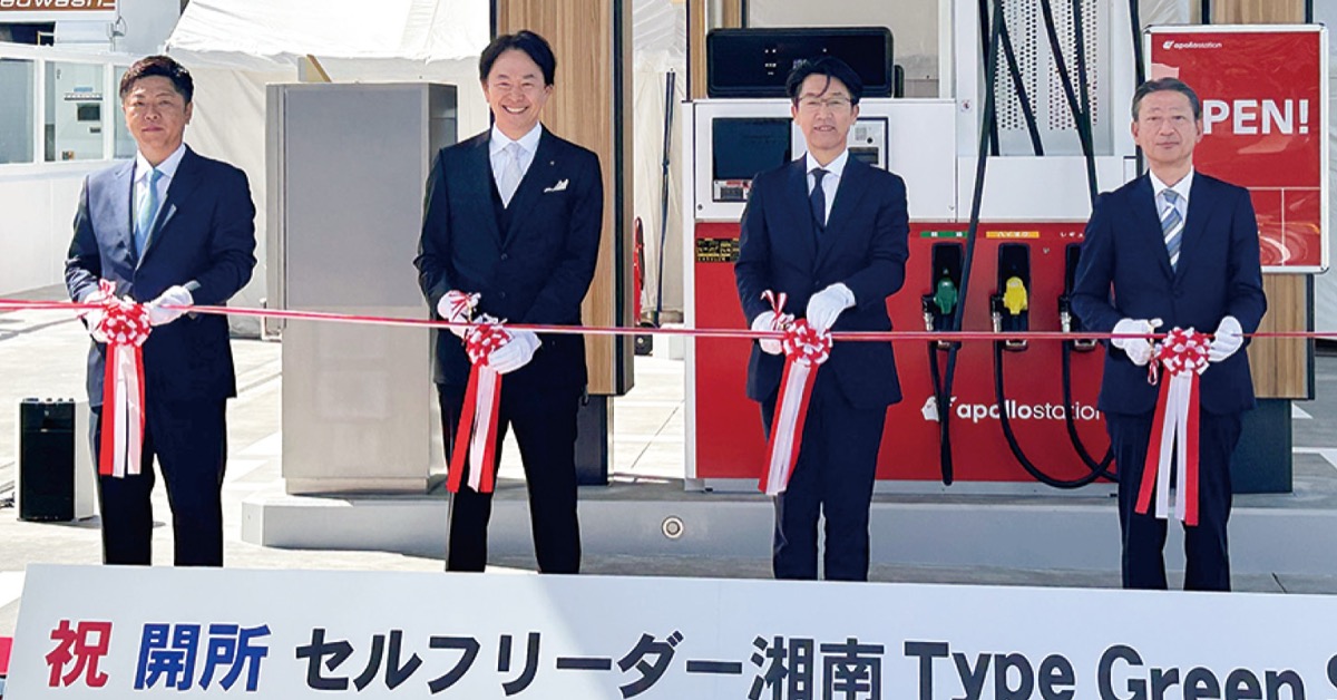 テープカットをする相原社長(左から2人目)ら