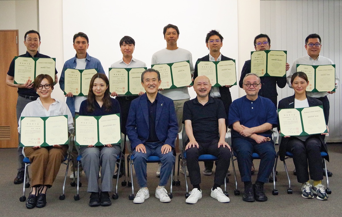 修了証を手にする研究員と鈴木会頭（前列左から2人目）ら