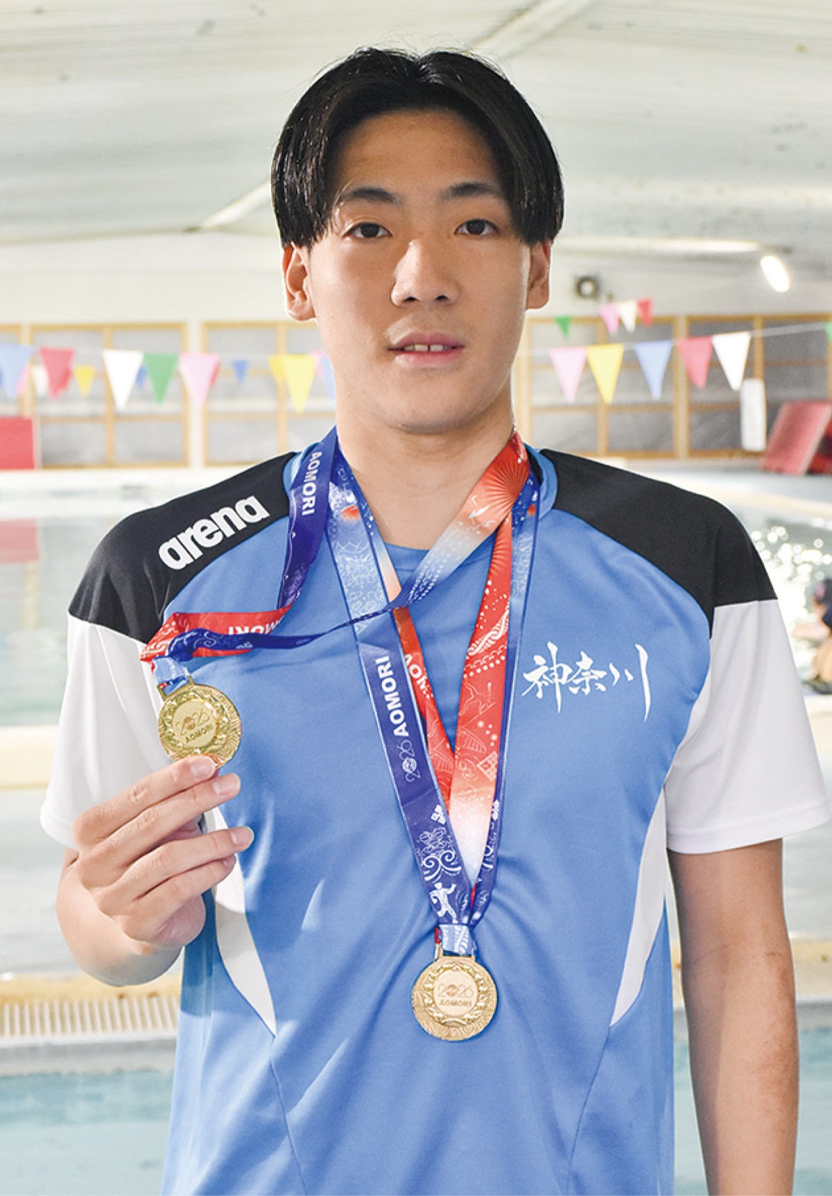 3つのメダルを手にした亀山さん