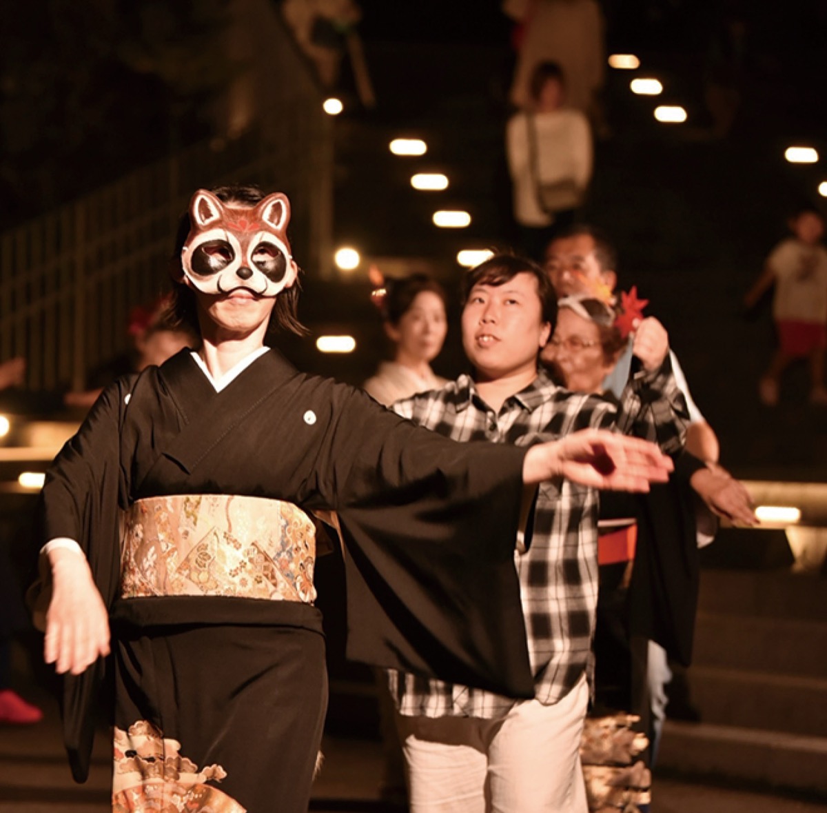 来場者と踊る狸隊(提供)