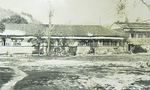 昭和22年頃の校舎。右側は敷地内に併設された中学校