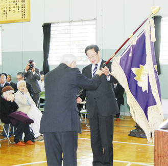 校旗が湯川町長に返還された