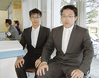 選挙事務を体験する森川さん（右）と内田さん