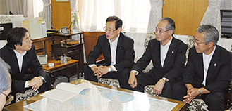 黒木副知事（左）に要望書を手渡した湯川会長、吉田光男副会長（ＪＡかながわ西湘組合長）、佐藤美己理事（県農協茶業センター）―左から―