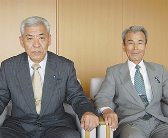 鈴木議長（左）と寺嶋副議長