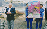 式典で早咲き桜を紹介する島村町長