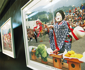 丹沢湖記念館で１９８１年〜２００７年までの公演を紹介する写真展を開催中（１０月１３日まで）