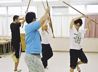 岩本保存会会長から踊りの所作を学ぶ高校生　＝山北高校多目的教室で