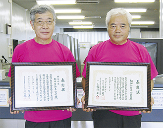 表彰状を手にする瀬戸勇校長と千村憲一社長（左）