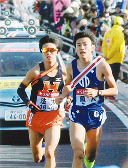 迫る法政大選手と競りながら３区を走る松枝さん（右）