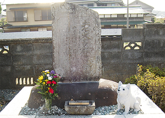 仔犬の石像も加わった多摩の墓
