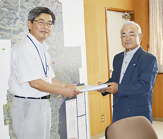 三浦所長（左）にチェック表を提出する三橋会長（右）＝９月１２日