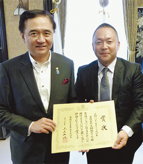 黒岩知事（左）から賞状を受け取る横山社長