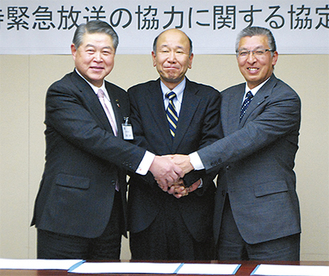 握手を交わす加藤市長（左）、山田社長（中）、府川町長（右）