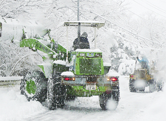 道路上に降り積もる雪をかき分ける除雪車＝8日、県西土木事務所提供