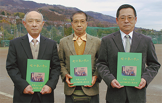 編集を担当した３人。左から井上さん、吉田さん、熊澤顧問