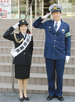 制服に身を包み伊藤署長と敬礼をする尾崎さん＝７日・松田警察署