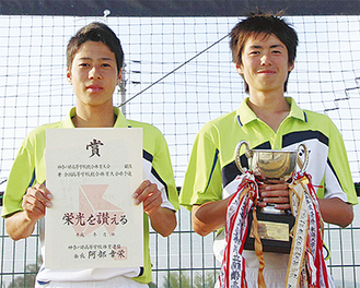 優勝でインターハイ出場を決めた平島（左）・遠藤（右）ペア　　　　　　　　　　 　　　　　　　＝小田原テニスガーデン