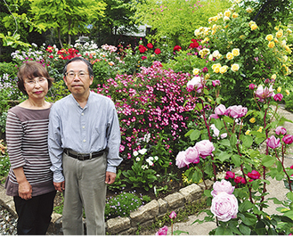 夫婦で庭づくりをする飯島博さん（右）と久美子さん＝26日・自宅（南足柄市狩野928）の庭で