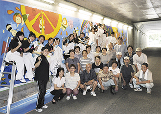高さ2.5ｍ幅15mの壁画を描いた中学生と地元の皆さん＝8月20日・山北町向原