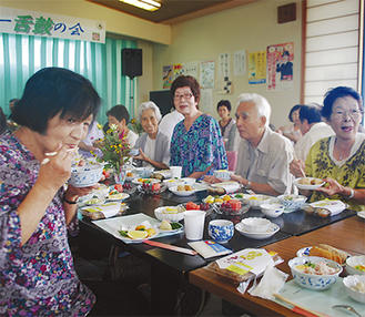 おいしい料理に笑顔を見せる参加者　　　　　　　＝25日・松田町健康福祉センター