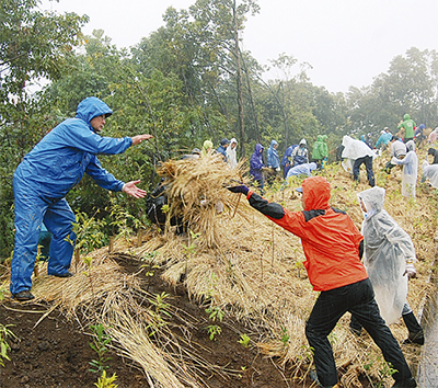 植樹には遠藤社長（左）をはじめ360人が参加した＝5日・山北町丸山
