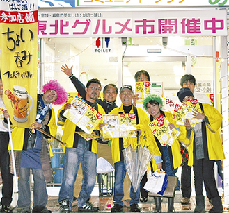 黄色いハッピでイベントを盛り上げている＝15日・新松田駅前