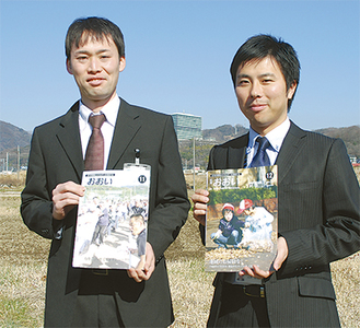 大井町の広報を担当する山本さん（右）と小笹さん＝20日・大井町役場