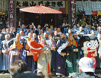 最乗寺の豆まき祭には毎年多くの人が訪れる　＝写真は昨年の様子