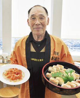 サクラマスのカルパッチョと押し寿司を披露する飯田組合長  ＝14日・ハーブ館
