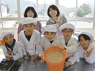 「１年後にこの味噌を開けるのが楽しみ」と子どもたち＝20日・三保小調理室