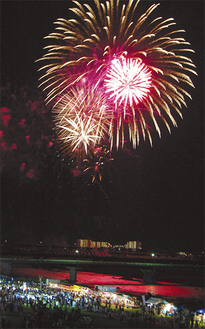 酒匂川に打ち上げられる花火（写真は昨年）＝新十文字橋から撮影