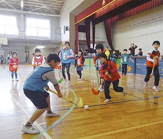 短時間で試合が楽しめるフロアボール＝山北町・川村小学校体育館