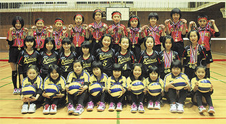 高橋美妃主将（最後列右端）を中心にチームワークで勝利した選手たち後列6年生、中列5年生、前列は4年生以下　＝12月4日・開成小体育館