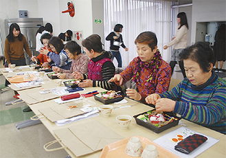 公募で集まった町民らも試食会に参加した＝１月３０日・昭和女子大学東明学林の食堂