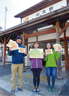 「１００回以上は通った」という駅前に立つ、文教大学４年の花坂拓人さん（左）、今井未来さん（中央）、前田凪沙さん（右）