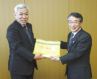記念品を手渡す鈴木会長（左）、右は松田町の鈴木良三教育長