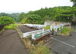 工事が中断している神宮山橋手前＝アサヒビール神奈川工場の西側