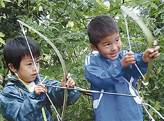 竹とロープで遊ぶ子ども　　　＝南足柄市塚原、昨年10月