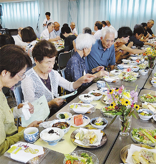 料理を堪能する参加者たち＝松田町健康福祉センター