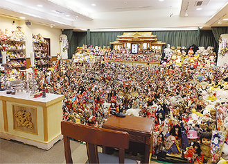 祭壇にいっぱいの人形（昨年）