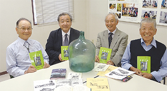 右から研究所に詳しい細谷賢さん、武井会長、椿田さん、押田前会長。中央の容器は戦時中の薬瓶